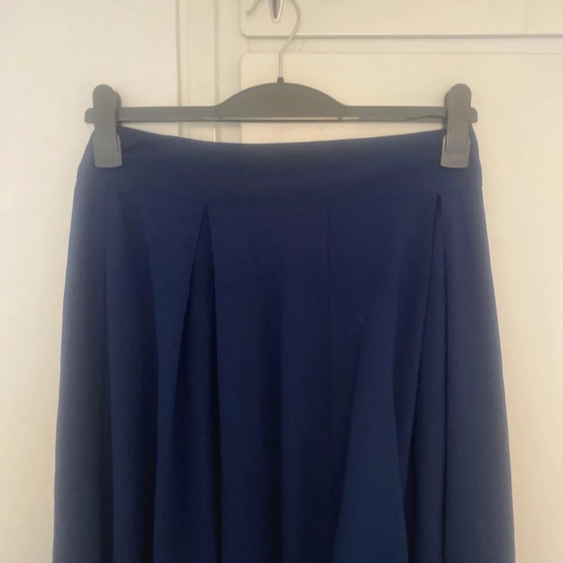 Mörkblå långkjol med veck - 2