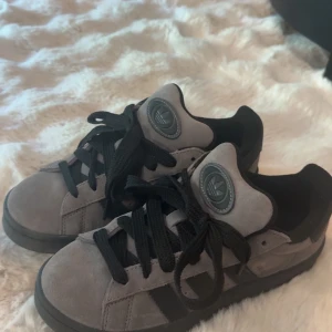 Campus 00 sneakers  - Adidias campus 00 sneakers, använda 1 gång, säljer då dom inte passade 