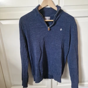Blå Morris half zip S - Tjena, säljer nu denna feta Morris half zipen i färgen mörkblå. Tröjan är använd fåtal gånger, är i jätte bra skick  9/10 skick! Skriv gärna i fall ni har frågor!