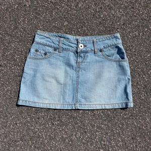 Lågmidjade jeans kjol - Så snygg jeans kjol som tyvärr inte passar mig och har därför ingen bild på! Midjemått tvärsöver: 40,5cm Längd:32cm💕