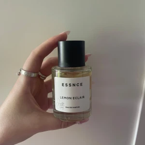 Lemon Eclair - Populär parfym från Essnce! Den var limited edition lch går inte att köpa mer☺️ den har en vanilj och citrusdoft 😍 50ml, ca 95% kvar, alltså typ helt ny💞