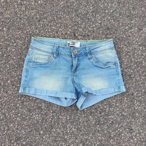 Lågmidjade jeans shorts  - Väldigt snygga shorts som tyvärr inte passar mig och har därför ingen bild på! Midjemått tvärsöver: 36cm Midjehöjd: 16cm💕