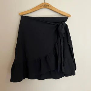 Svart omlottkjol - Använd men i bra skick