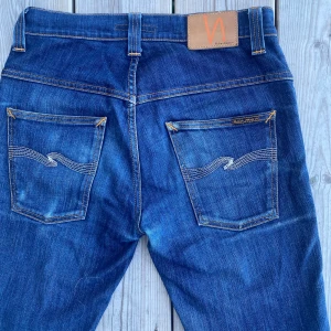 Nudie jeans Thin Finn  - Sjukt snygga Nudie jeans i modellen Thin Finn i mycket fint skick 🙌 Jeansen hae otroligt snygg tvätt, ett av de snyggaste paren jag sett faktiskt, skriv vid fråga 👍 Storlek 31/34