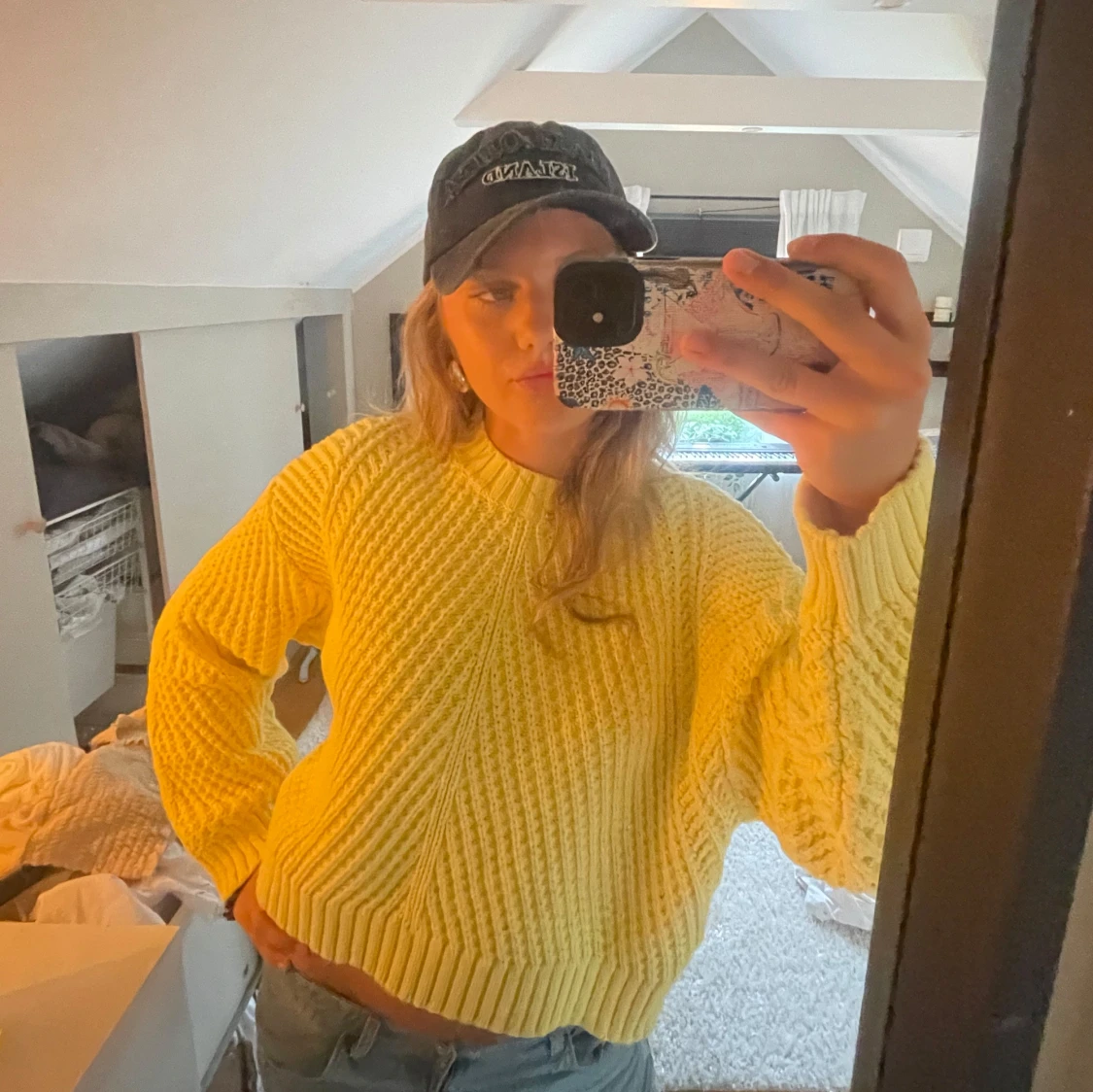 Gul stickad tröja med grov struktur