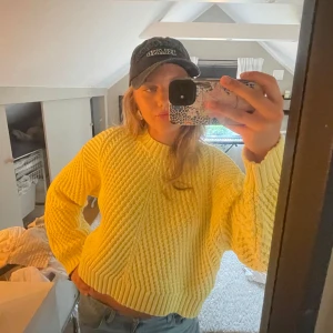 Gul stickad tröja med grov struktur - Superfin gul stickad tröja med chunky struktur och breda muddar. Köpt från HM💛storlek S men är lite overzised så passar större storlekar med!💛💛💛💛