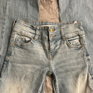 Ljusblå bootcut jeans - Sjukt snygga lågmidjade jeans i fint skick. De är lite nertrampade längst ner som man ser på sista bilden. Midjemått: ca 33 cm, innerbenslängd: ca 80 cm🩷