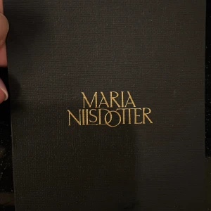Maria Nilsdotter presentkort bra pris!! - Har ett gåvokort / presentkort från Maria Nilsdotter (värt 2000) som jag säljer för 1500:- så bra pris.   Behöver sälja snabbt pga flytt så skynda fynda!! 