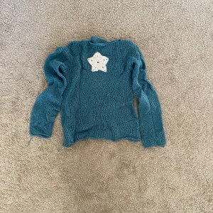 Unik handstickad tröja - Säljer min unika hemstickade tröja med virkad stjärna! Tröjan är gjord av 100% återvunnet garn! 