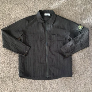 Stone island - Riktigt fräsch overshirt från stone island i super bra skick, endast använd 2-3 gånger och inga som helst defekter.