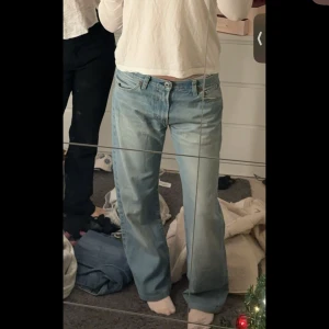 Low waist jeans  - Endast testade Low waist jeans jättefina men säljer då dom är lite stora för mig. Köpta för 1100kr