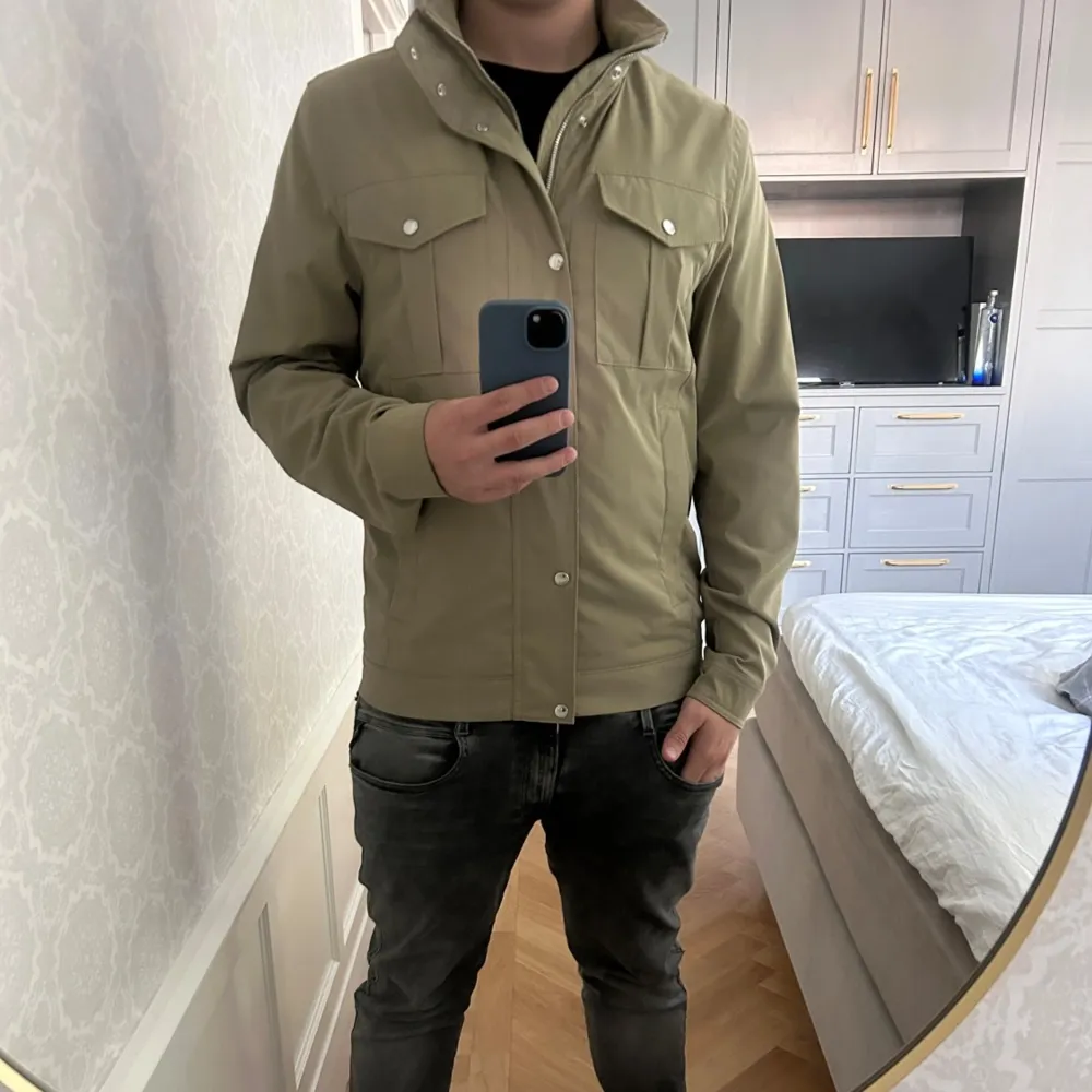 Tja! säljer denna j.lindberg jacka i färgen grön💫 Storlek M Färg grön Inga flaws Nypris 3400kr Mitt pris 2200kr Skriv vid frågor eller intresse💫🤞🏻jag som har den nu är en 193 och den är kort på mig så skulle passa mellan 180-190🦊. Takit.