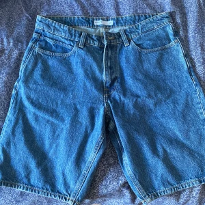 Jeansshorts - Säljer ett par jeansshorts från Lindex som aldrig är använda. Fråga gärna efter mått så skickar jag!