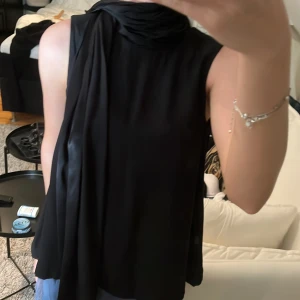 Rodebjer topp - Kan knytas på olika sätt, i satinmaterial i nyskick - skriv för flera bilder 😊