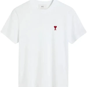 Ami Paris T-shirt - Säljer en vit Ami Paris T-shirt. Säljer denna då den nästan aldrig kommit till använd. Den är i jätte fint skick. Använd ett fåtal gånger bara. Den är i storlek S