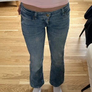 Low waist bootcut Jeans - Hej! Säljer dessa Lee byxor som är low waist och bootcut då dem har blivit för korta för mig. W25 L31💞 Är använda några gånger men ser fortfarande ut som dem gjorde när vi köpte dem på Carlings helt nya för 1250kr💗