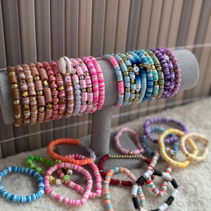 Smycken  - Säljer smycken (specifikt armband), finns i många olika designer och går att designa egna!💕☀️🏝️✨