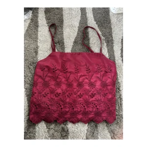 Broderat linne - Broderat/Mönstrat linne i nästan oanvänt skick, storlek XS. Inga defekter. SAMFRAKTAR om du köper flera varor samtidigt! 📦