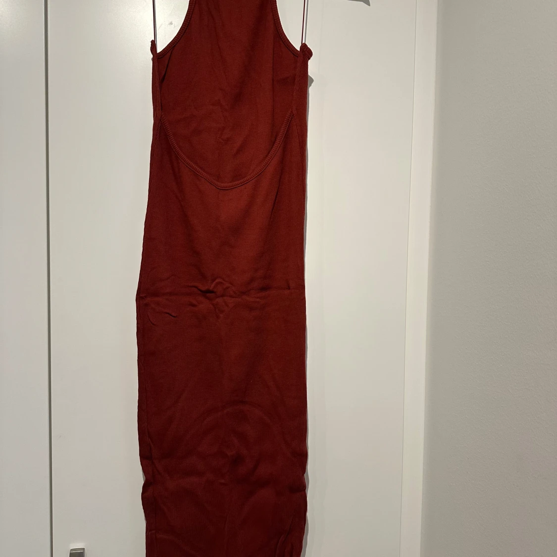 Rostfärgad klänning från NA-KD - 1