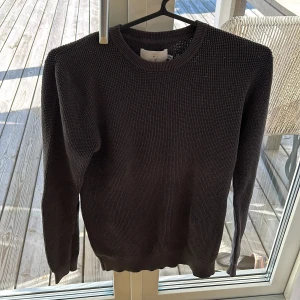 Grå stickad tröja  - Tjena, säljer denna feta tröja, har inte använt den på det senaste så vill sälja den. Den är i väldigt fin skick och har inga defekter. Storlek XS men passar också S. Hör av dig vid frågor eller funderingar!