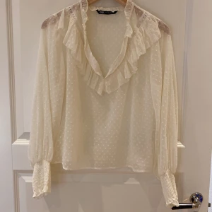 Vit blus - Superfin genomskinlig blus från zara, knappt använd storlek s. Fint skick💞