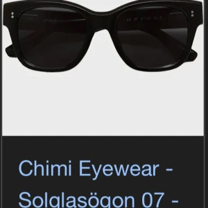 Svarta solglasögon från Chimi Eyewear - Snygga svarta solglasögon från Chimi Eyewear, modell 07. De har en klassisk fyrkantig form med mörka linser och en stilren design.