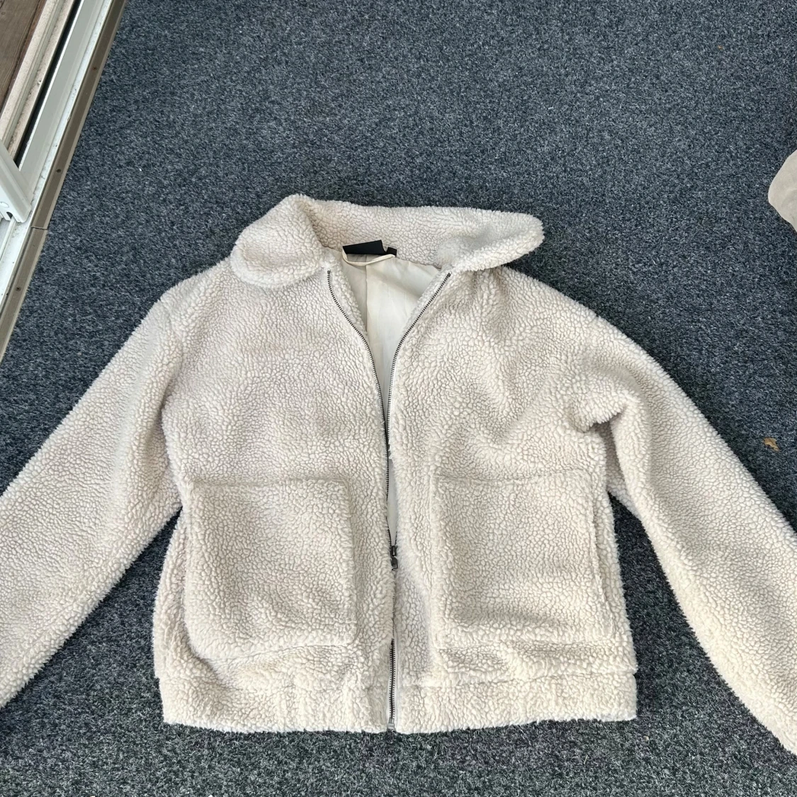 Beige teddyjacka från Tindra