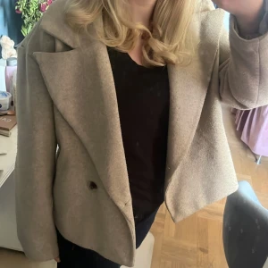 kort kappa - superfin beige jacka i storlek 34!🤍lite nopprig vilket syns på de sista bilderna men inte på långt håll