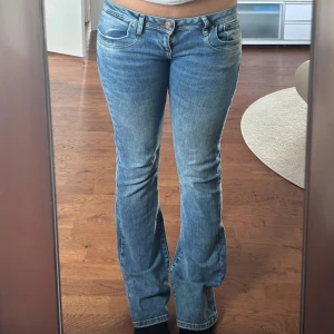 LTB valerie lowwaist jeans  - Supersnygga lowwaist bootcut jeans LTB i modellen Valerie, stolen 28/34. Dessvärre lite smutsiga längs ner som man kan se på bild 4, men ingenting man tänker på då det är på baksidan och längs ner på jeansen💓💓även pytteliten fläck (bild 5)💓💓  Midjemått: 82 Innerbenslängd: 87