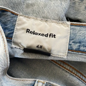 Två likadana jeans från HM - Säljer två par jeans från H&M med relaxed fit. De har en klassisk femficksdesign och är perfekta för en avslappnad stil. Passar bra till både sneakers och boots.