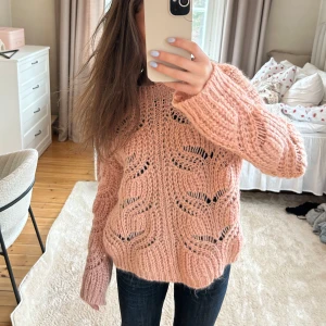 Rosa stickad tröja från Noisy May - Säljer en superfin rosa stickad tröja från Noisy May i storlek xs . kontakta för fler frågor 💗köparen står för frakten 💗