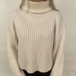 Beige ribbad polotröja - Säljer en mysig beige ribbad polotröja med långa ärmar. Den har en ögla som åkt upp på armen, men är annars som ny //D’occasion UF🎀