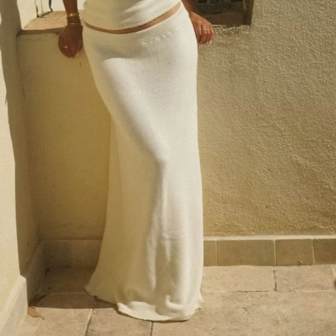 Vit stickad långkjol från Djerf Avenue