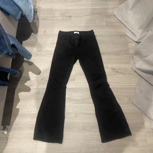 svart bootcut - mid waist svarta bootcut från lindex barn avdelning passar mig som är 157
