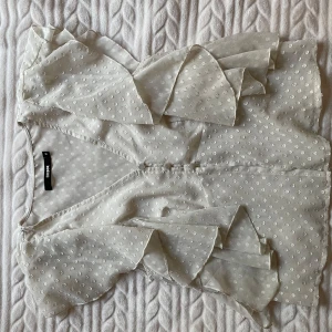 Blus  - Supersöt vit blus från bikbok, passar perfekt nu till sommaren 🌺 Storlek M men sitter som S💞💞 hör av er vid frågor och kom med bud!! 💕💕