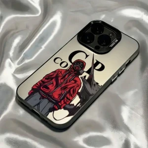iPhone-skal med grafiskt tryck - Snyggt iPhone-skal med CP compani med ett coolt grafiskt tryck av en figur i röd jacka och gasmask. Skalet har en stilren design med svart kant och är kompatibelt med flera iPhone-modeller.
