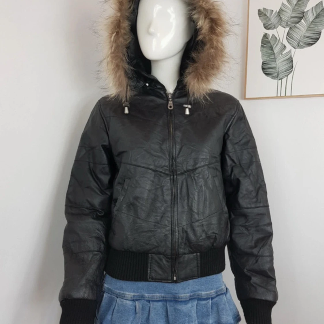 Svart skinnjacka med päls luva 