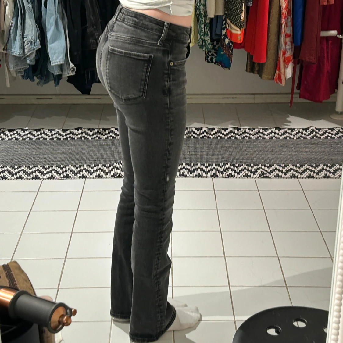 Svarta lowaist bootcut jeans - 2