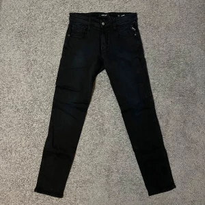 Replay Anbass Jeans - Tja säljer ett par svarta Replay Anbass jeans i storlek W30 för endast 399kr! Pris är ej hugget i sten, hör av er i dm vid funderingar 🙌