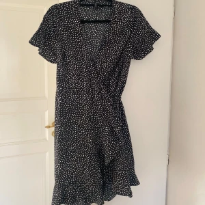 Vero Moda klänning  - Superfin omlottklänning med prickar på från vero moda. Perfekt inför sommaren. Har band som man knyter runt som ger det en bra passform. Inga defekter. Stoleks lappen är avklippt men passar mig som bär S. Hör av er vid frågor!💕