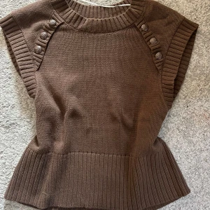 Brun stickad topp från Rabalder - En brun väst från rabalder inköpt för 800kr, så fin och perfekt för vår eller att ha utöver en skjorta eller bara för sig. :) 