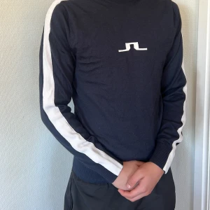 J.LINDEBERG tröja - Säljer en riktigt fin tröja från J.linberg storlek m. Tröjan är i jätte bra skick.