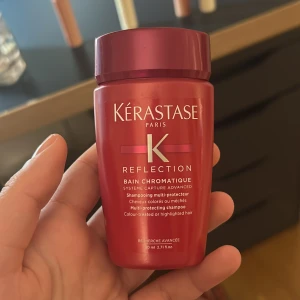 Kérastase Reflection Bain Chromatique Shampoo - Säljer en Kérastase Reflection Bain Chromatique Shampoo, perfekt för färgbehandlat hår. Denna flaska på 80ml skyddar och bevarar färgen i håret. Kompakt och lätt att ta med på resor.