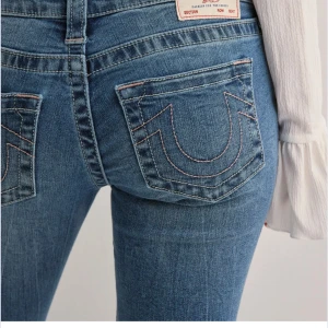 Blå jeans med broderade bakfickor - Snygga blå jeans med broderade detaljer på bakfickorna. Från true religion nästan aldrig använda!! Så snygga och passar till allt 