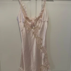 Ljusrosa sidenklänning vintage  - Säljer denna super fina eleganta klänning då den tyvärr inte kommer till användning längre, den är vintage och nypris 699 🌸 