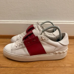 Valentino open sneakers  - Säljer nu dessa fina valentino open skor | Storlek 36 | Väldigt fint skick , Kvitto ingår som intygar äktheten | Hör gärna av er vid frågor eller funderingar 😊