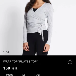 Grå omlottopp - Storlek M men passar bra även på mig som är storlek S. Säljer en stilren grå omlottopp med långa ärmar och knytning i midjan. Perfekt för en avslappnad och bekväm stil. Passar bra till både träning och vardag. Säljer då den inte kommer till användning