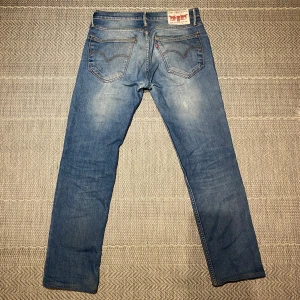 Levi’s 519 jeans blå - Jag säljer dessa Levi’s jeans eftersom att de inte har kommit till användning. Passar perfekt till någon som är 168-175cm lång. Skick: 7/10