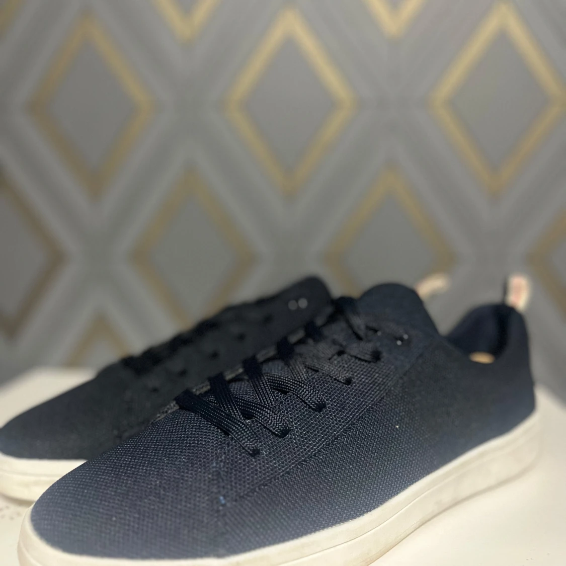 Marinblåa sneakers med vit sula - 2