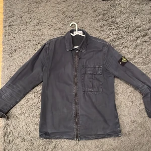 Overshirt Stone Island - Säljer min overshirt för att den inte används, som ny, inga defekter. Ingen skum lukt. Väldigt snygg, skön, perfekt på lite kyligare sommardagar o kvällar. Bara att höra av sig vid frågor. 